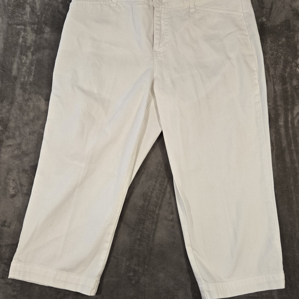 St. Johns Bay White Capri Pants Size 10 (18)